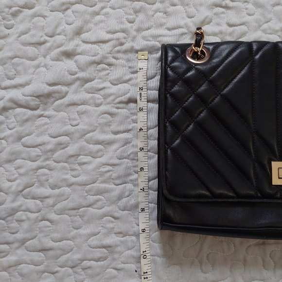 Black faux leather crossbody purse with adjustable stap and art deco pattern - Picture 5 of 8